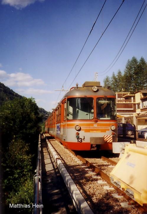 Triebwagen Nr. 13 Trento-Mal-Bahn (Meterspur Adhsionsbahn)  in Marilleva ca. 900m, im Juli 2005.

