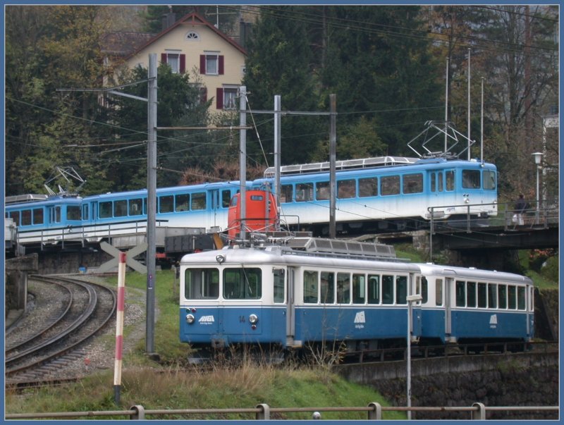 Triebwagen Nr 14 in alter Bemalung, sowie dahinter Nr. 12 und 13 in der neuen Farbgebung der Arth Rigi Bahnen. Arth Goldau 10.11.2006