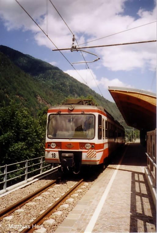 Triebwagen Nr. 18 Trento-Mal-Bahn (Meterspur Adhsionsbahn)  in Marilleva ca. 900m, im Juli 2005.