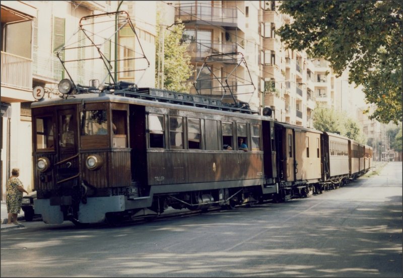 Triebwagen Nr 2 erreicht mit einem ZUg von Soller den Bahnhof Palma. (Archiv 27.09.1991)