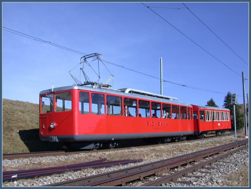 Triebwagen Nr 4 und Vorstellwagen Nr 8, aus Vitznau kommend, verlassen Staffel Richtung Rigi Kulm. (10.11.2006)