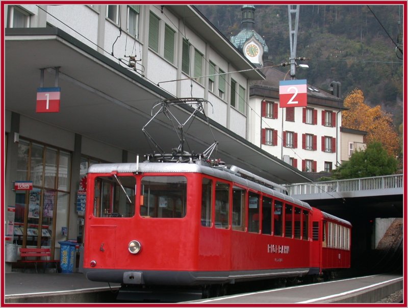Triebwagen Nr 4 und Vorstellwagen Nr 8 in Vitznau am Vierwaldstttersee sind bereit zur Fahrt auf die Rigi.
(10.11.2006)