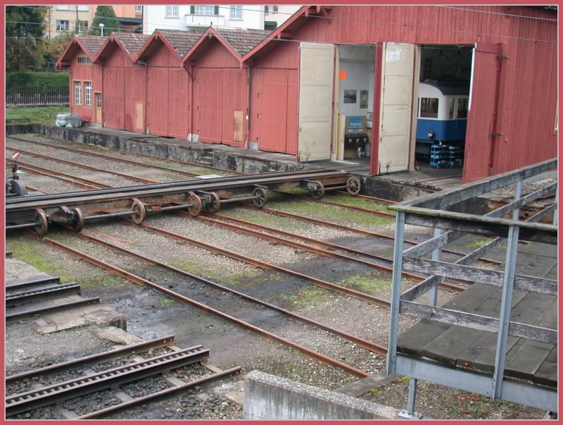 Triebwagen Nr. 7, ltester Zahnradtriebwagen der Welt aus dem Jahre 1911 versteckt sich in den Hallen hinter der Schiebebhne. Arth Goldau am 10.11.2006