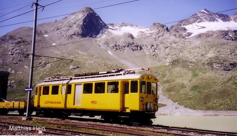 Triebwagen Nr. 9922 der Berninabahn (Meterspur Adhsionsbahn) im Bahnhof Bernina Hospiz 2253m, im Juli 2005.