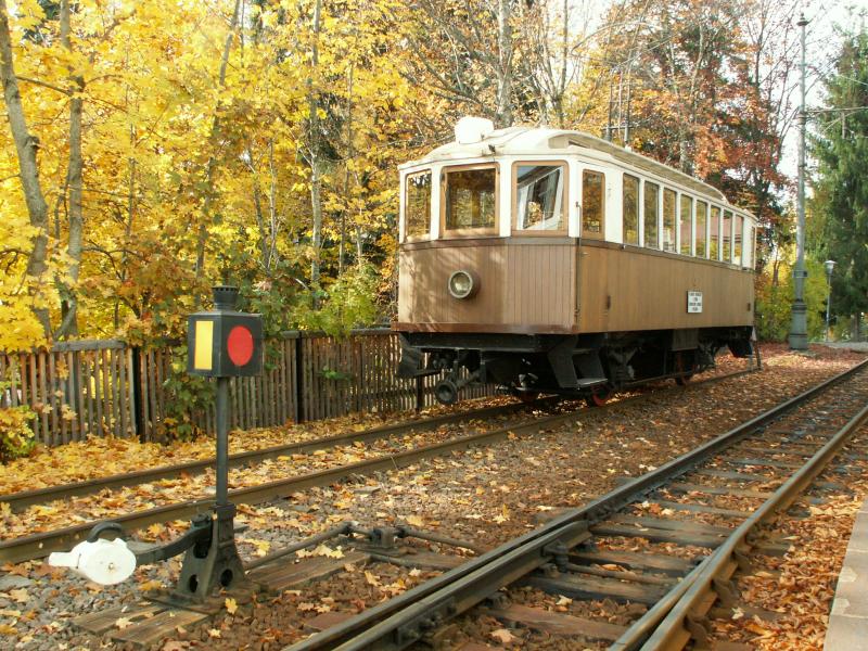 Triebwagen Nr.12(Grazer Waggon u.Maschinenfabrik AG 1908)in Oberbozen.Er fuhr frher nach Maria Himmelfahrt,wird aber jetzt wegen Altersschwche nur noch sporadisch eingesetzt.Stattdessen fahren die beide 4achser abwechselnd 4x am Tag nach M.Himmelfahrt.(Schler) 25.10.05