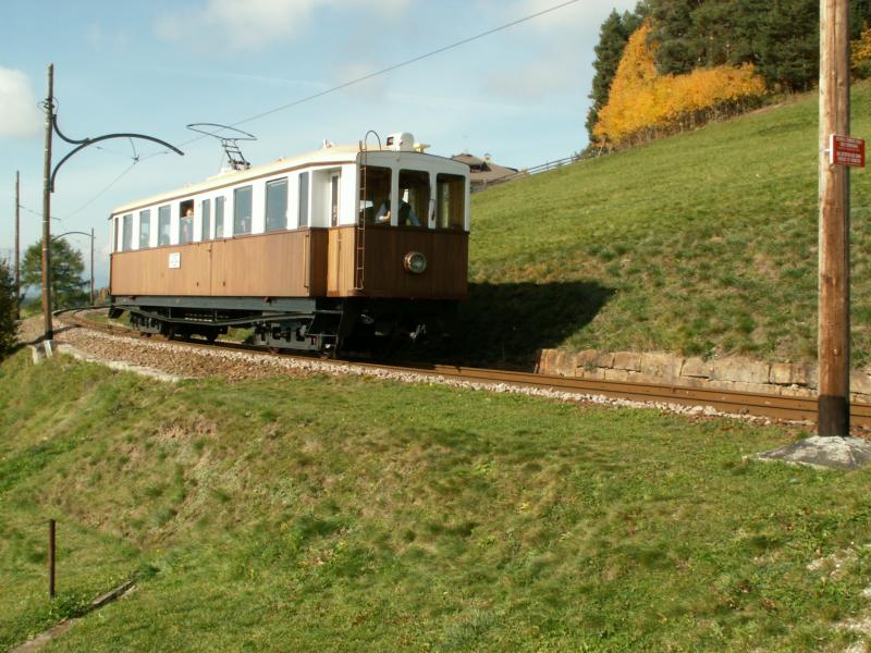 Triebwagen Nr.2 am 24.10.05 bei Wolfsgruben.Dieser Wagen hatte frher,wie die 2achser, auch ein Laternendach.(Brandfall gegen Ende des 2.WK)