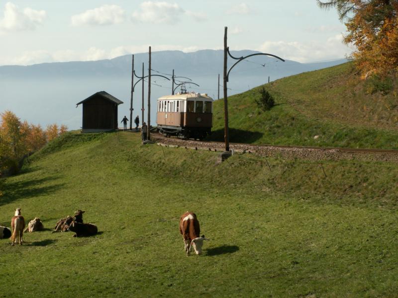 Triebwagen Nr.2 beim Haltepunkt Wolfsgruben in Richtung Klobenstein.24.10.05