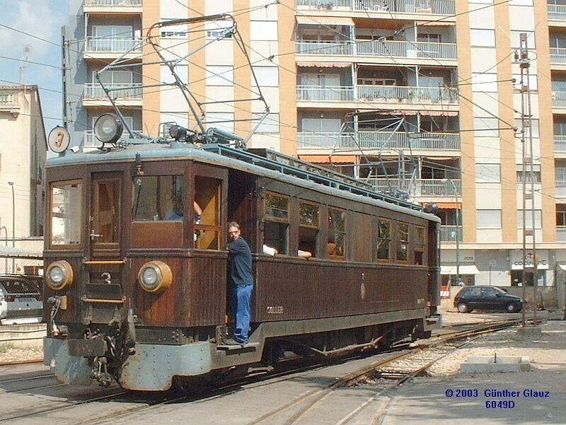 Triebwagen Nr.3 Soller der Bahn Palma - Soller am 27.09.2003 beim Umsetzen im Bahnhof Palma.