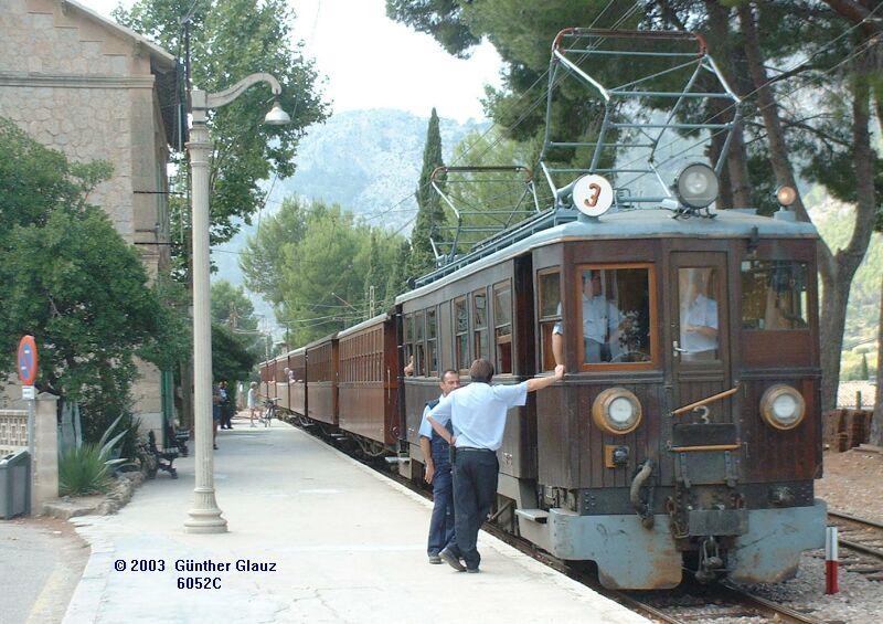 Triebwagen Nr.3 Soller mit Personenzug wartet am 27.09.2003 im Bahnhof Bunyola auf einen Gegenzug aus Soller. Von hier steigt die Strecke in das Tramuntana-Gebirge bis zum Scheiteltunnel und fhrt dann in aussichtsreicher Lage hinab nach Soller. 