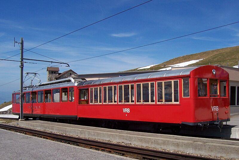 Triebwagen Nr.4 mit lteren Beiwagen am 30.04.2005 in Rigi Kulm 1800m. Dieser Zug fuhr als Nachzug wegen hohen Verkehrsaufkommen die Strecke Vitznau - Rigi Kulm.
