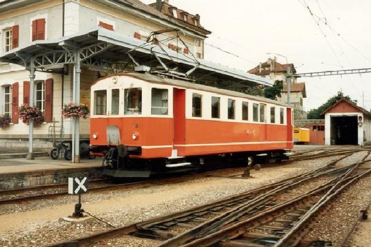 Triebwagen der OC Baujahr 1915 BDe 4/4  12 vor dem Bahnhof Orbe im August 1985