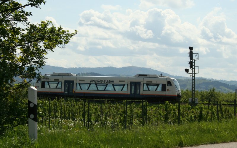 Triebwagen der OSB VT 516  Zell am Harmersbach  am 2.5.2008 am Abzweig von der Rheintalbahn bei Urloffen.