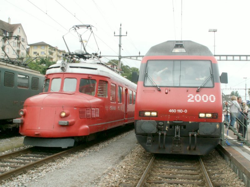 Triebwagen RAe 4/8 1021 neben einer 460er E-Lok am 27.08.06 in Rorschach.Anlass fr diese Zusammenkunft war ein Bahnhofsfest  150 Jahre St.Galler Linie  Leider war Regenwetter!