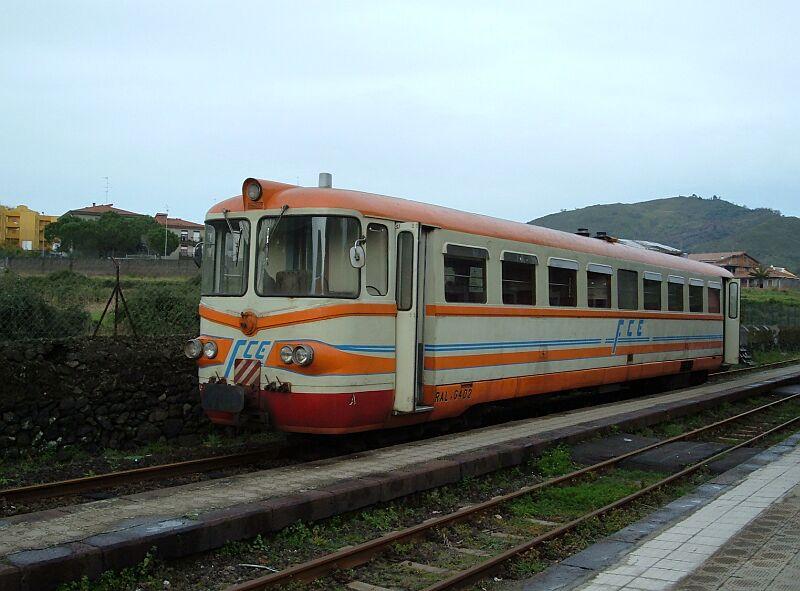 Triebwagen RALn 6402 hat am 01.02.2006 die Station Piedimonte erreicht und warte auf die Kreuzung mit einen Gegenzug. In diesen Streckenabschnitt hat die Bahn die grte Steigung, auf 10 km 500 Hhenmeter.