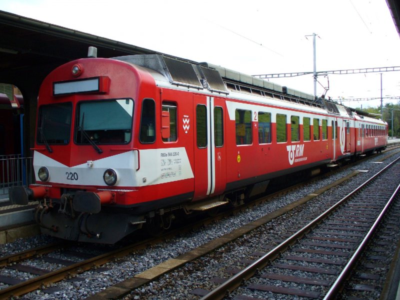 Triebwagen RBDe 4/4 566 220-0 + Steuerwagen ABt 920 im Bahnhof von Hasle-Regsau am 07.10.2006