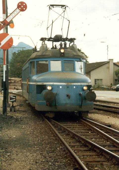 Triebwagen RBe 2/4 202 ( Ex SBB Roter Pfeil ) bei der einfahrt in den Bahnhof von Balsthal noch in Blauer Farbgebung im Juli 1985