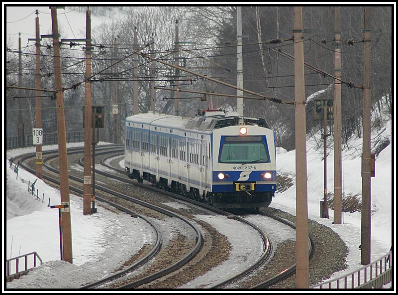 Triebwagen der Reihe 4020 am 26.2.2006 kurz vor der berquerung des Holzergraben-Viadukt beim Anstieg auf die Semmering Sdrampe.