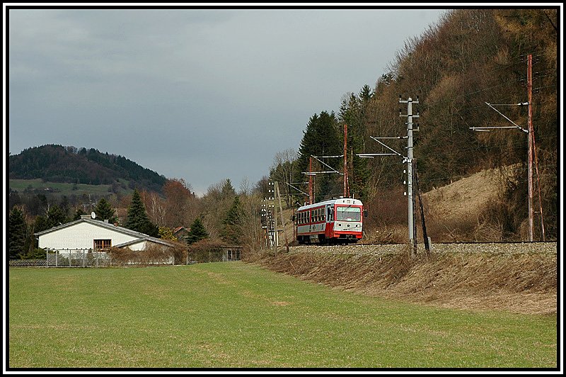 Triebwagen der Reihe 5090 verlsst am 1.4.2006 den Bahnhof Schwerbach.
