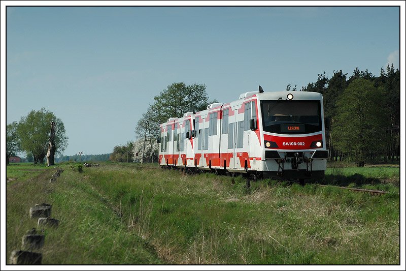 Triebwagen der Reihe SA 108 als Zug 79326 von Zbaszynek nach Leszno, am 3.5.2008 ca. 3 Kilometer vor Wolsztyn aufgenommen.