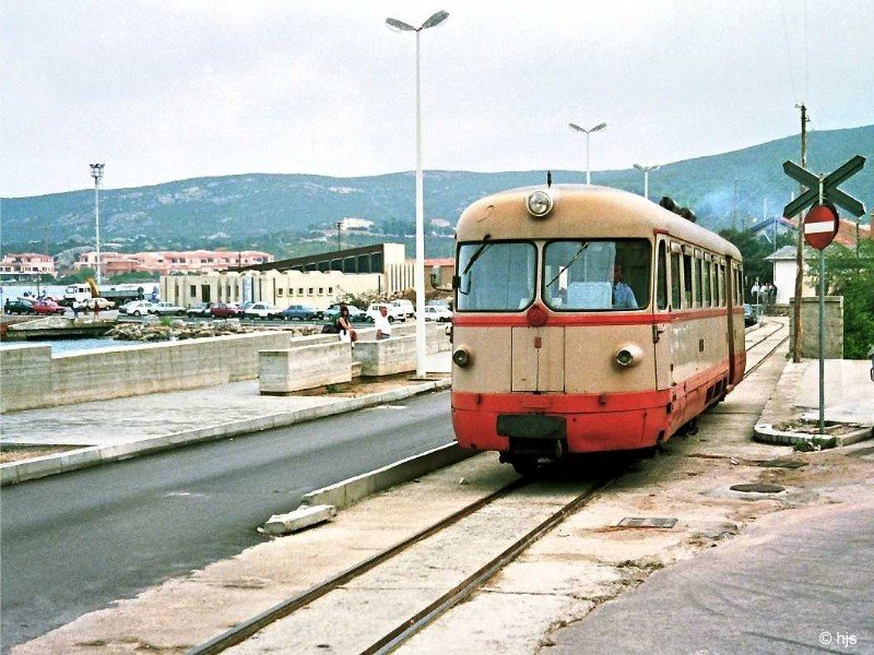 Triebwagen der Serie ADm 51 - 61 (Fiat/OMS 1957, diesel-mechanisch) am Beginn seiner Fahrt nach Sssari am Hafen von Palau (11. September 1989). Heute enden die regulren Zge aus Sssari in Nulvi. Das 116 km lange Teilstck Nulvi - Palau wird nur noch von Touristik-Zgen ( Trenino verde ) befahren.