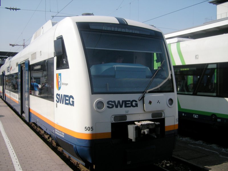 Triebwagen der SWEG (Sdwestdeutsche Verkehrs-AG) im Auftrag der BSB (Breisgau-S-Bahn) steht in Freiburg (Brsg) Hbf als BSB 88124 abfahrbereit Richtung Gottenheim.