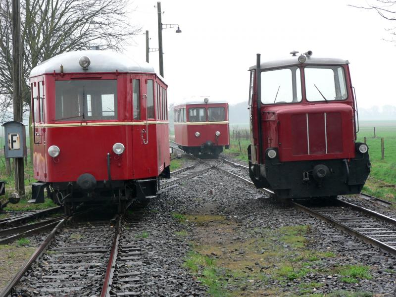 Triebwagen T 13 (links), T 102 (mitte) und Diesellok V 14 der Selfkantbahn,16.04.2006 
