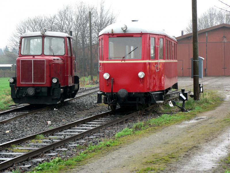 Triebwagen T 13 (rechts) und Diesellok V 14 der Selfkantbahn,16.04.2006