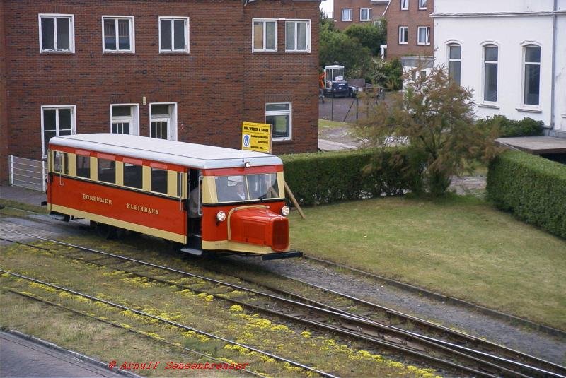 Triebwagen T1 der Borkumer Kleinbahn.
Ein Wismarer Schweineschn�uzchen, das 1940 bei der Waggonfabrik Wismar unter der F.Nr. 21145 f�r die Borkumer Kleinbahn gebaut wurde.
Borkum-Dorfbahnhof
20.06.2003
