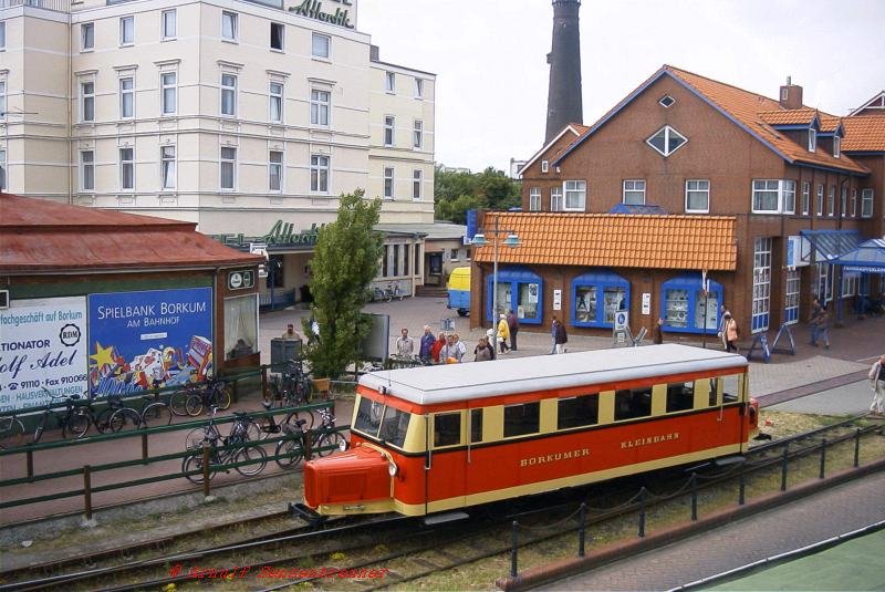 Triebwagen T1 der Borkumer Kleinbahn.
Ein Wismarer Schweineschn�uzchen, das 1940 bei der Waggonfabrik Wismar unter der F.Nr. 21145 f�r die Borkumer Kleinbahn gebaut wurde.
Borkum-Dorfbahnhof
20.06.2003
