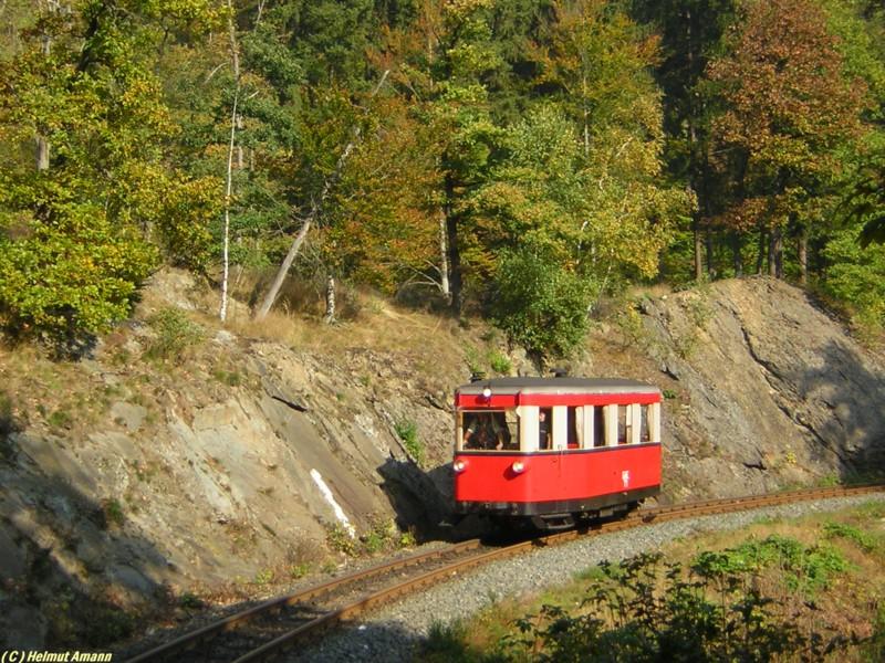 Triebwagen T1 der ehemaligen Gernrode-Harzgeroder Eisenbahn
am 15.10.2005 auf der Strecke zwischen M�gdesprung und Drahtzug.