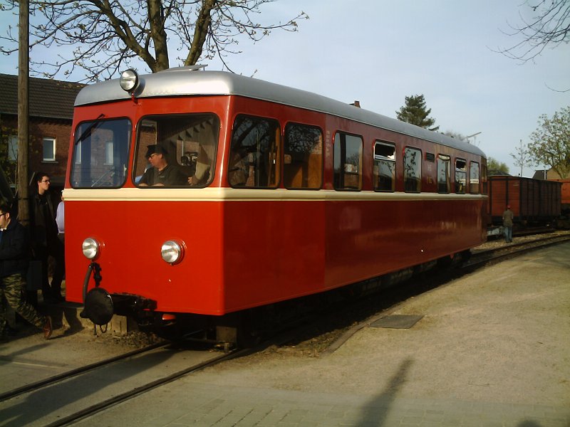 Triebwagen T102 nach der Ankunft des letzten Zuges von Gillrath in Schierwaldenrath. Das war der letzte Zug heute. 08.04.07
