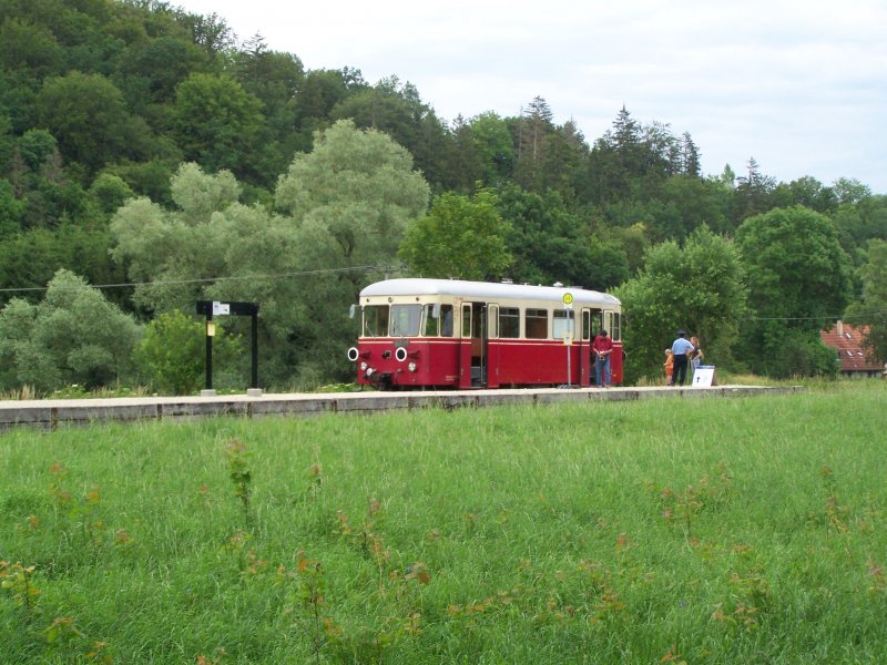 Triebwagen T33 der Hrtsfled-Museums-Bahn HMB fuhr am 1.Juli 2007 zum Regelfahrtag von Neresheim nach Sgmhle. Hier im Bahnhof Sgmhle Hp, der Zug fuhr von Sgmhle Hp zurck nach Neresheim ber Steinmhle Hp.