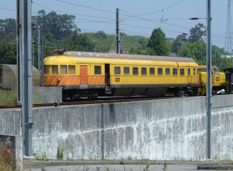 Triebwagen ungekannter Baureihe im Mai 2006 im BW Porto Contumil, wie in vielen L�ndern sind auch in Portugal Fahrzeuge und Ger�te vom Gleisbau gelb lackiert.