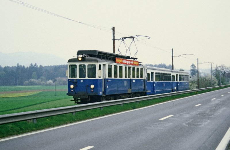 Triebwagen der VBW = Vereinigten Bern-Worb-Bahnen ( Heute RBS )BDe 4/4 35 mit B + Bt unterwegs nach Worb im Mai 1985 .. Bild ab Dia ..