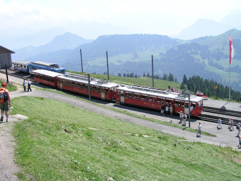 Triebwagen der VRB und der ARB in Bahnhof Rigi am 22-07-2004