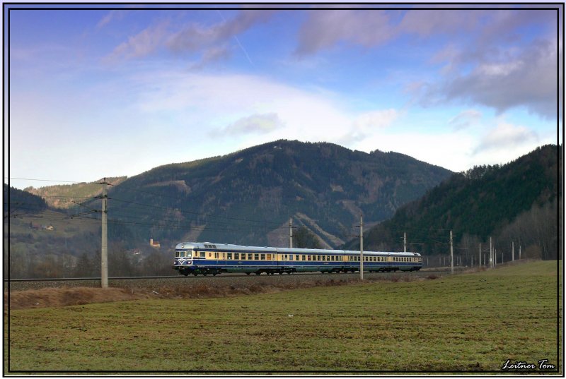 Triebwagen VT 5145.011 fhrt als Sonderzug von Wien nach Schladming.
Niklasdorf 22.1.2008