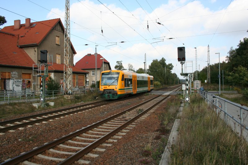 Triebwagen VT 650.60 der Ostdeutschen Eisenbahn (ODEG) am 28.09.2008 vor dem verwahrlosten Bahnhofsgebude in Rdnitz.