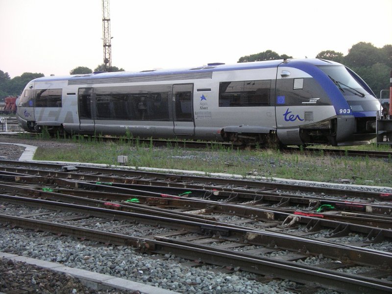 Triebwagen X 73903 zeigt sich hier in Straburg links und rechts etwas nackter (bzw. teilweise entkleideter) als blich.

14.07.2005 Strasbourg