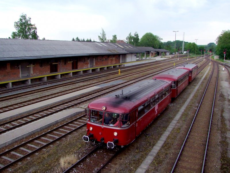 Triebwagen798706-8 der  PEF  erreicht als  Kaiserstadt-Express  am Rckweg nach Passau den Bahnhof;090521