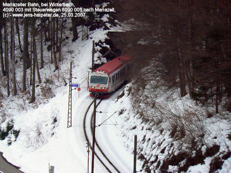 Triebwageneinheit 4090 003 / 6090 001 unterhalb von Winterbach beim verlassen des Kurztunnels. Foto: 25.03.2007