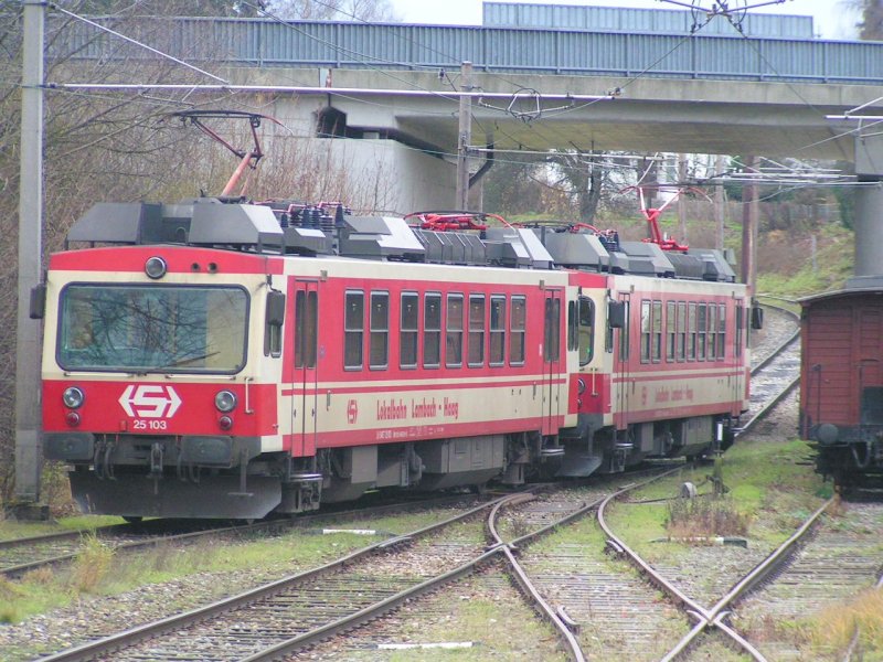Triebwagengarnitur bestehend aus LH B4ET 25103 (bzw. BB 91 81 4855 001-6) und LH B4ET 25104 (bzw. BB 91 81 4855 002-4)wird anlsslich von Sonderzugfahrten (Abschiedsfahrt) auf dem Bereich der  HAAGER-LIES  am Bhf. Haag/Hausruck hinterstellt 2006-12-09