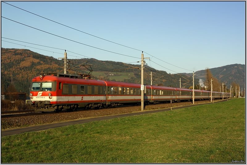 Triebwagentandem bestehend aus 4010 016 und 001 fahren mit IC 518  Karl Bhm  von Graz nach Salzburg.
Niklasdorf 9.11.2008