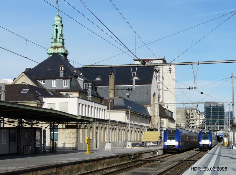 Triebzge 313 & 338 sind vor kurzem im Bahnhof von Luxemburg angekommen, der Zug rechts wird bald seine Arbeit nach Nancy Ville aufnehmen, der andere wird in den Abstellbahnhof fr eine Ruhepause gefahren. 03.02.08