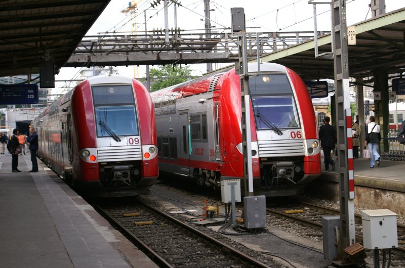 Triebzge der Baureihe 2200 im Bahnhof Luxemburg warten auf ihre Abfahrt. Juli 2007