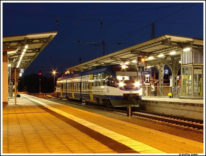 Triebzug 0001 der Ostseelandverkehr GmbH beim Halt in Gstrow. Nach einiger Minuten ging es dann weiter nach Btzow. Aufgenommen am 24.11.07