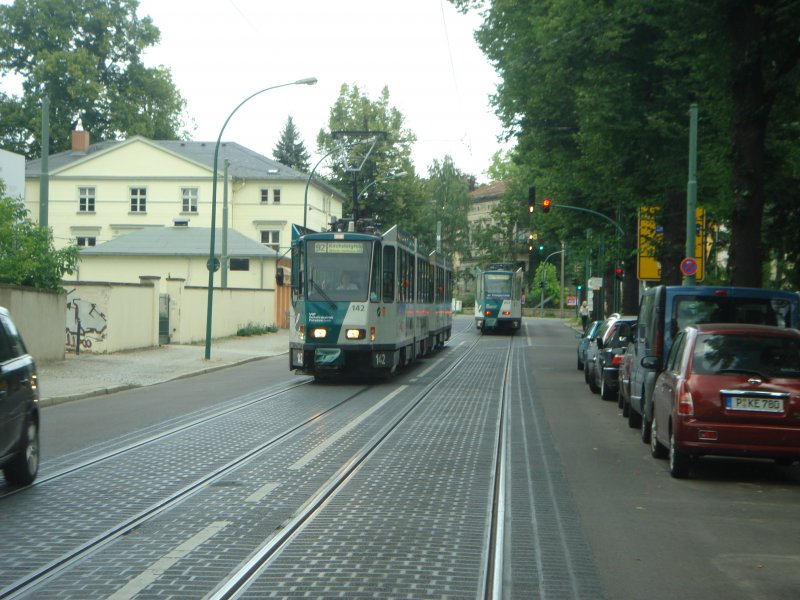 Triebzug 142/242 der Potsdamer Straenbahn. Hier bei der Haltestelle Reiterweg/Jgerallee. Aufgenommen am 03.08.07