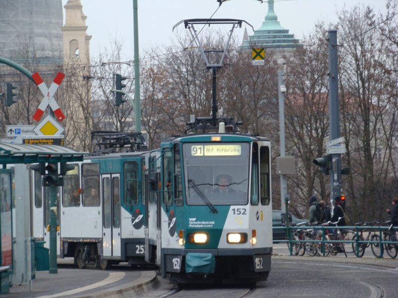 Triebzug 152/252 fhrt am 27.12.2007 in die Haltestelle Lange Brcke ein.