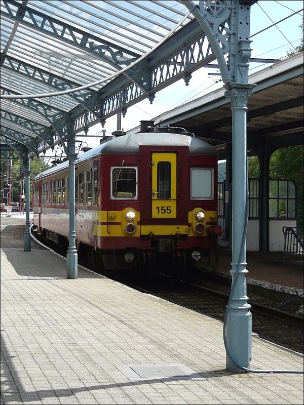 Triebzug 155 kommt am 12.07.08 aus Verviers und fhrt unter der schn restaurierten Marquise in den Bahnhof von Pepinster ein, um nach kurzem Halt seine Reise nach Spa-Gronstre fortzusetzen. (Jeanny) 