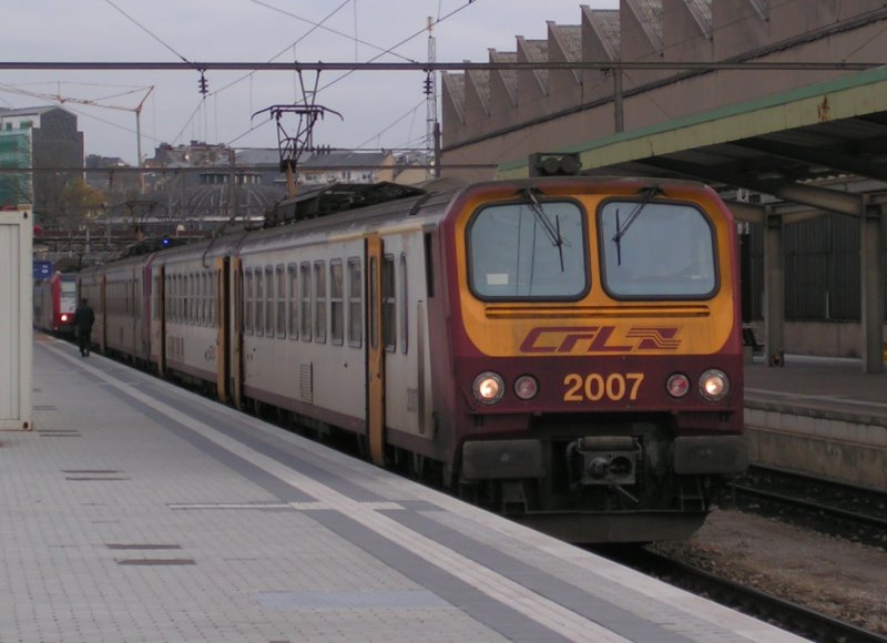 Triebzug 2007 verlsst den Bahnhof von Luxemburg in Richtung Hollerich am 05.11.07.