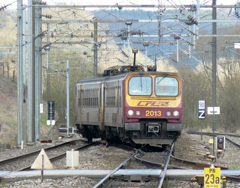 Triebzug 2013 kommt aus Ettelbrck und fhrt ber die Weichen in den Bahnhof von Mersch ein. 23.03.08